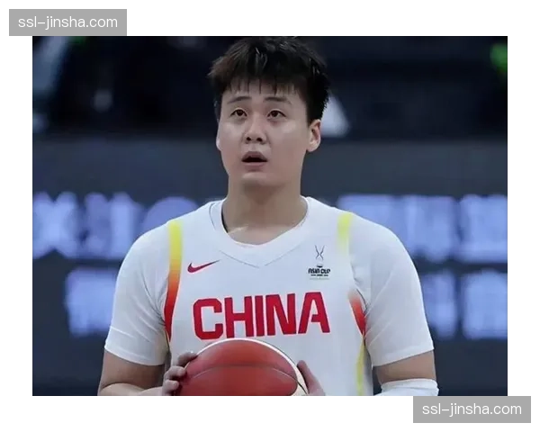 终场哨响,赵睿与前新疆队友逐一拥抱,场面动容 终场哨响,赵睿与前新疆队友逐一拥抱,场面动容